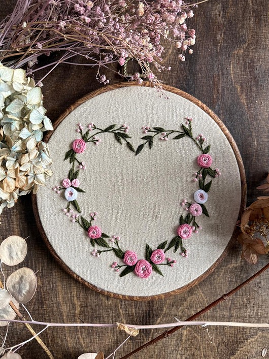 Ozdoby na ścianę Ręcznie haftowany obrazek "Serce z róż"