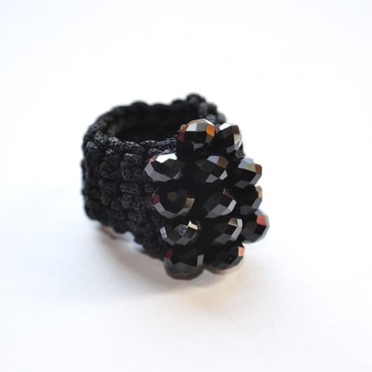 Pierścionek ze sznurka wyszywany koralikami Unga Handmade