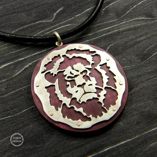 Lew - srebrny wisior na drewnie - znaki zodiaku Toros Design