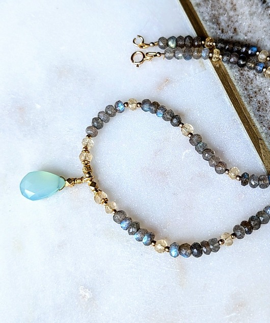 złote naszyjniki Naszyjnik z intensywnym blaskiem labradorytu i cytrynów