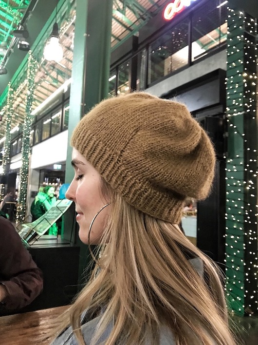Karmelowa czapka beretowa z alpaki Carmel Love Holy Alpaca Knit