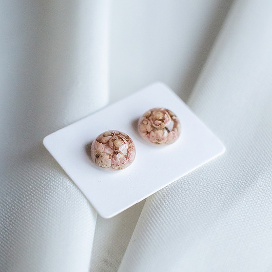 kolczyki z żywicy Kolczyki  sztyfty z ozothamnusem