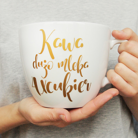 Litrowy kubek ze złotym napisem ONE MUG A DAY