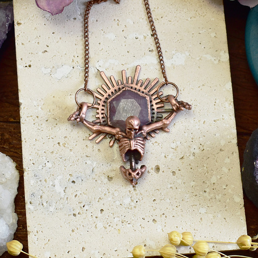 wisiory Gotycki miedziany wisiorek z rubinem Ruby Star - ukrzyżowany szkielet