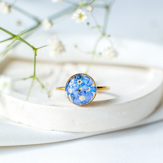 pierścionek z żywicy Pierścionek z niezapominajkami