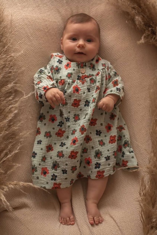 sukienki dla dziewczynki Sukienka EMILY z muślinu z ozdobnym guziczkiem, oliwkowa w kwiaty