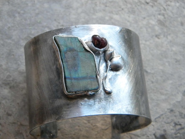 bransoletki wire wrapping Roślinki przy skale   - BRANSOLETA MANKIET - CUFF