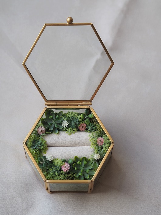 dodatki ślubne Szklana szkatułka na obrączki sześciokątna