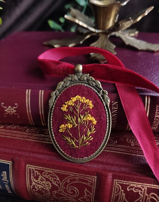 wisiory Haftowana zawieszka z wrotyczem