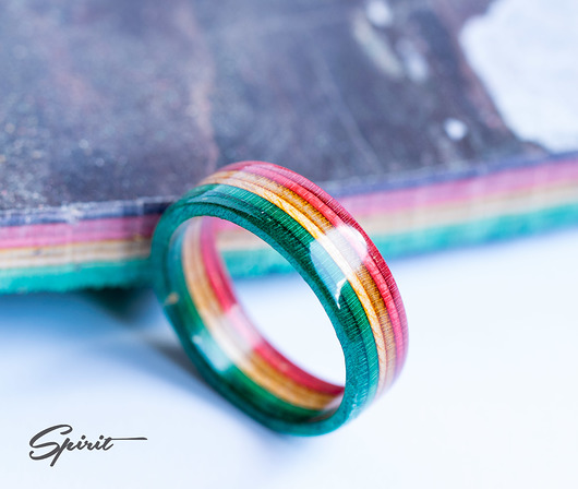 Pierścionek z drewna: Recycled Skateboard -Rasta Spirit Workshop