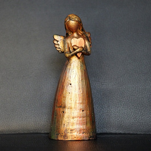 figurki i rzeźby Rzeźba złoty Anioł z czerwonym sercem wys. 13,3 cm