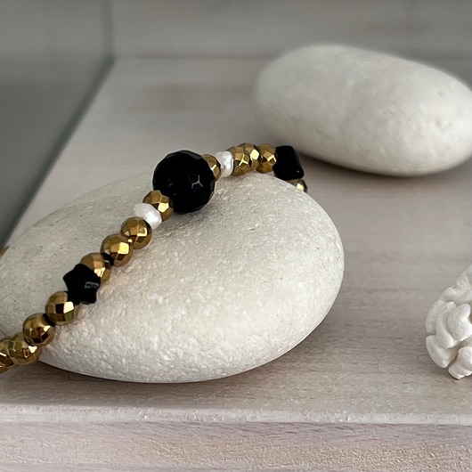 bransoletki z kamieni naturalnych Bransoletka na gumce - Hematyt Złoty Fasetowany z Onyksami i Perłami