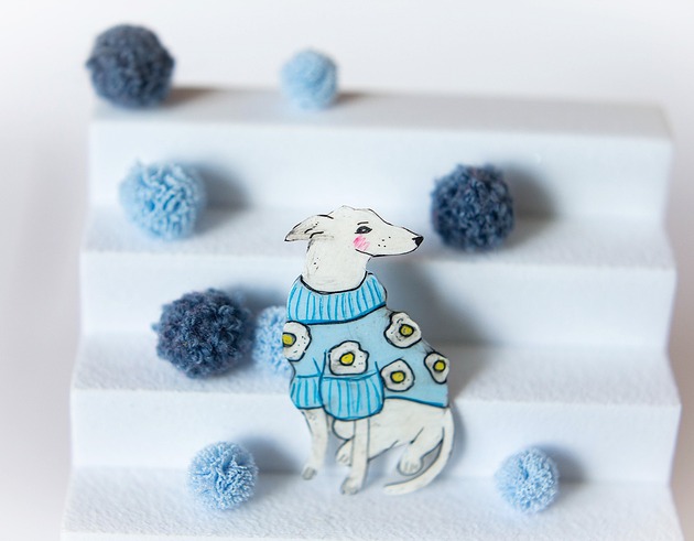 broszki Broszka pies w niebieskim swetrze w kwiaty