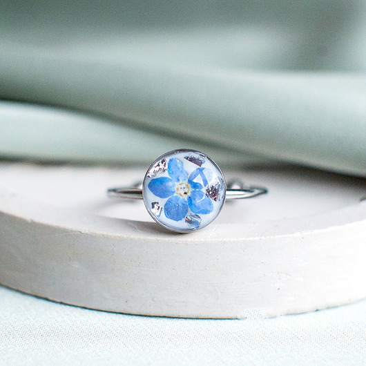 pierścionek z żywicy Pierścionek z niezapominajkami