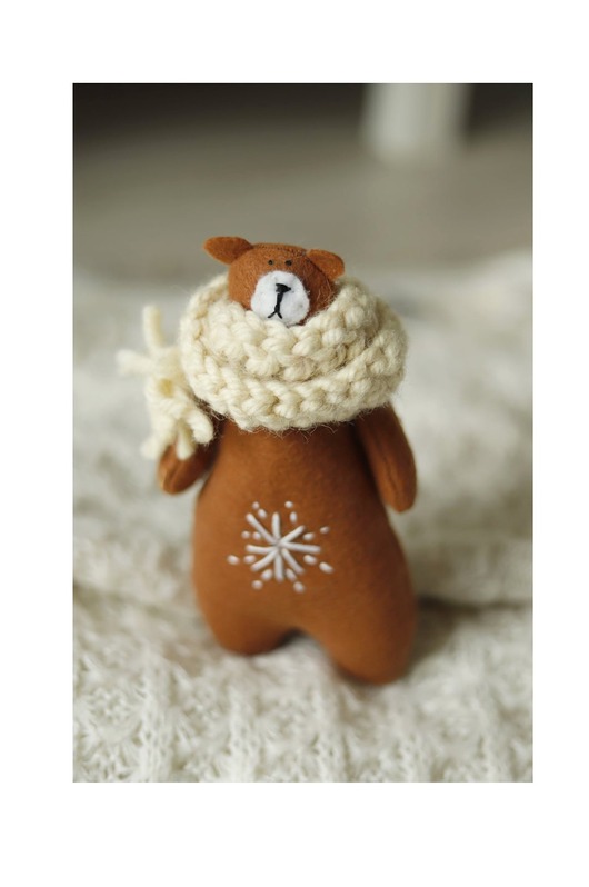 misie i maskotki Miś w grubym wełnianym szaliku