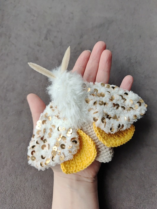 dodatki - różne Motylek Ćma biało-żółta z cekinami mały objekt decoracyjny