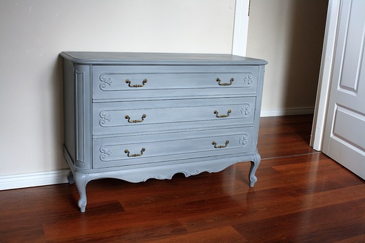 Szara komoda w stylu shabby chic Color For Home