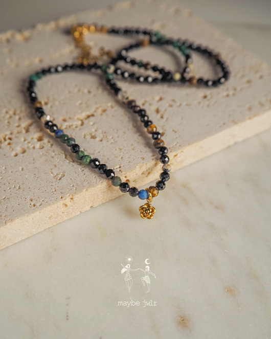 chokery Naszyjnik z błyszczących kamieni z różą