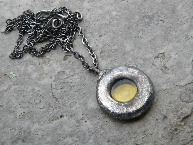 wisiory Ring  - żółty  środek - naszyjnik