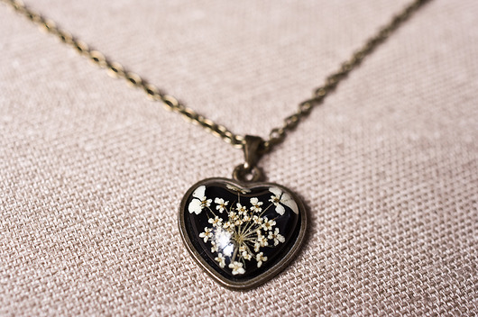 Delikatny naszyjnik z żywicy w kształcie serca So Jewelry