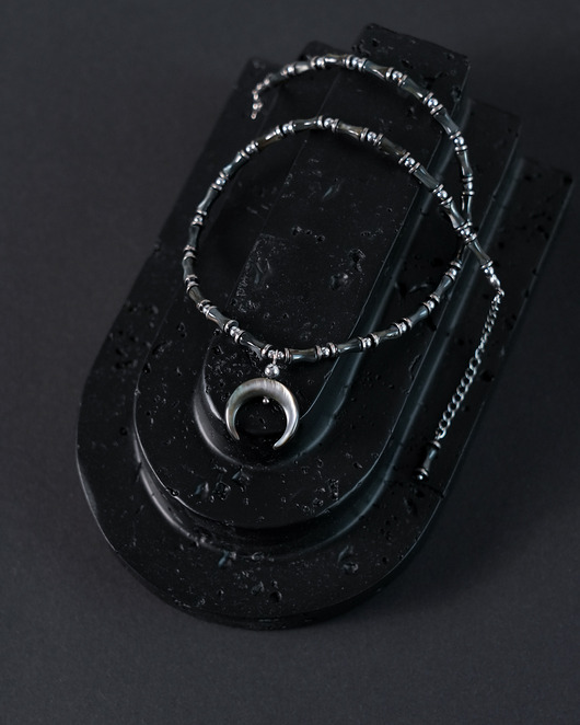 chokery Naszyjnik z czarnej masy perłowej z LUNULĄ