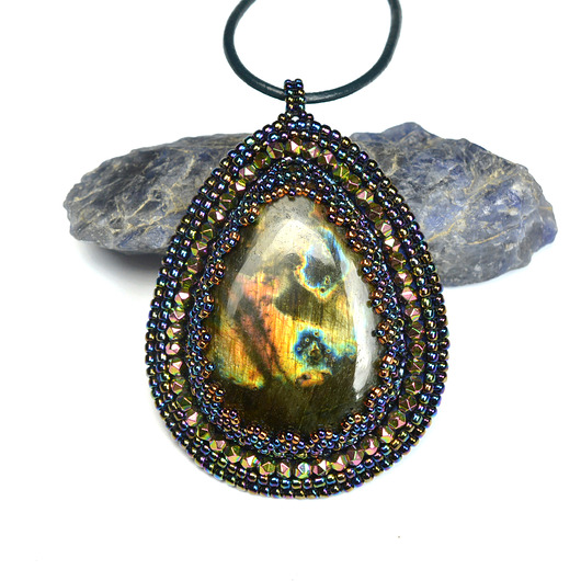 wisiory Iluve - Alien Planet II, wisior z labradorytem, haft koralikowy