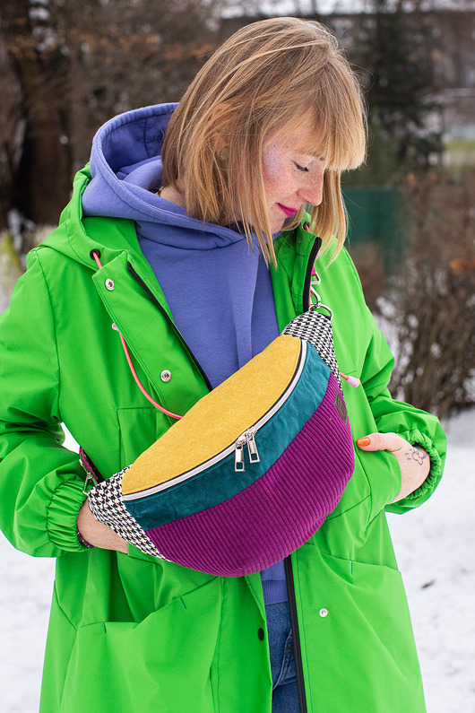 saszetka nerka Duża różowa nerka damska ze sztruksu z kolorowym paskiem ENERGIA ŻYCIA