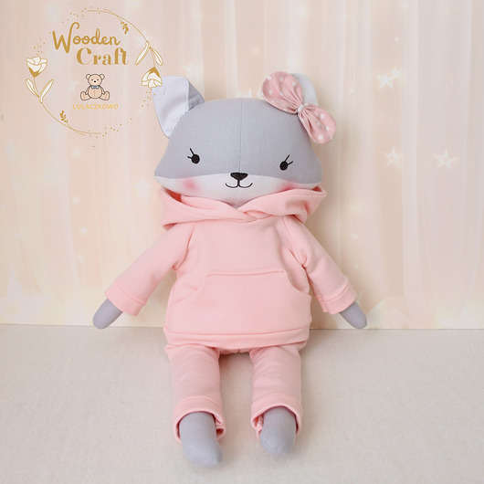 misie i maskotki Lisek Pola w pudrowo-różowym dresiku, przytulanka, prezent GOTOWY