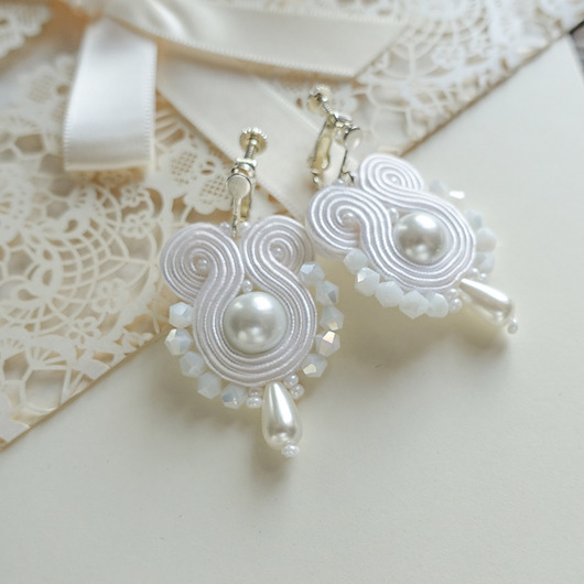 Białe klipsy  soutache Mró Soutache