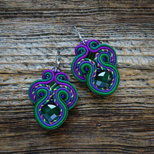 kolczyki soutache Zieleń i fiolet - kolczyki soutache z kryształkami