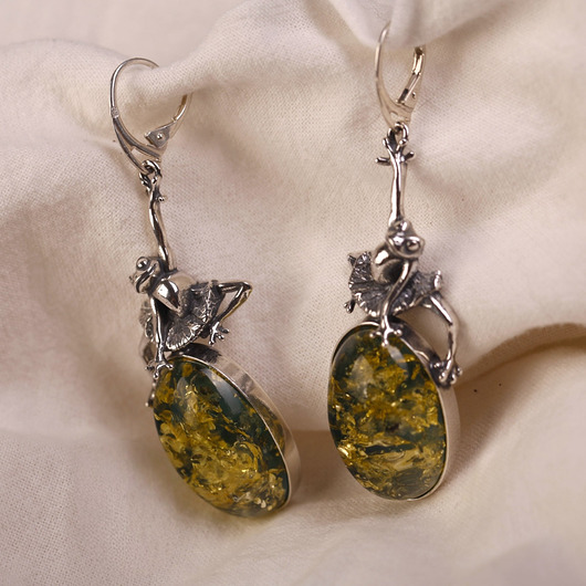 kolczyki srebrne Kolczyki srebrne żaby na zielonym bursztynie