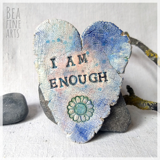 magnesy I am enough - duży ceramiczny magnes serce z afirmacją