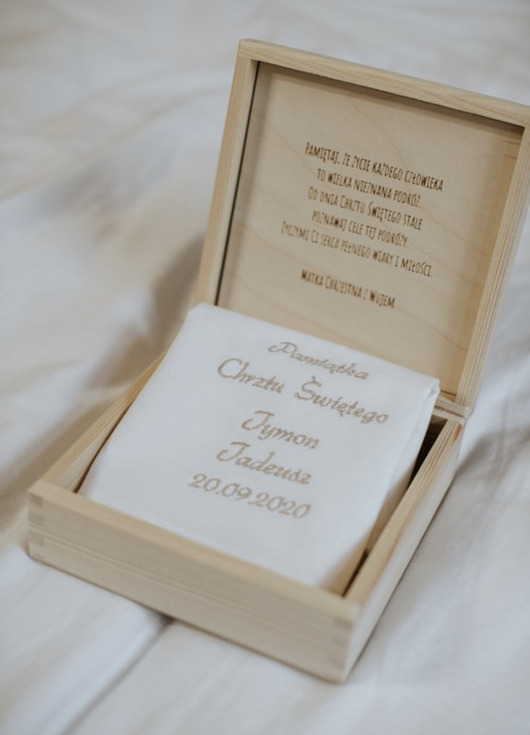 akcesoria na chrzest Grawerowane pudełko na szatkę do chrztu