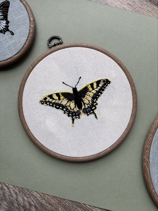 inne Haftowany motyl w tamborku