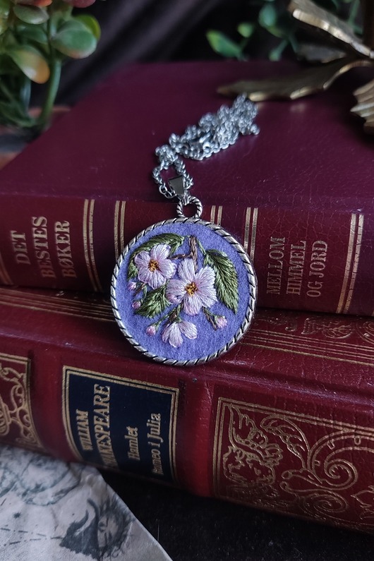 wisiory Haftowany wisiorek z wiosennym kwiatem