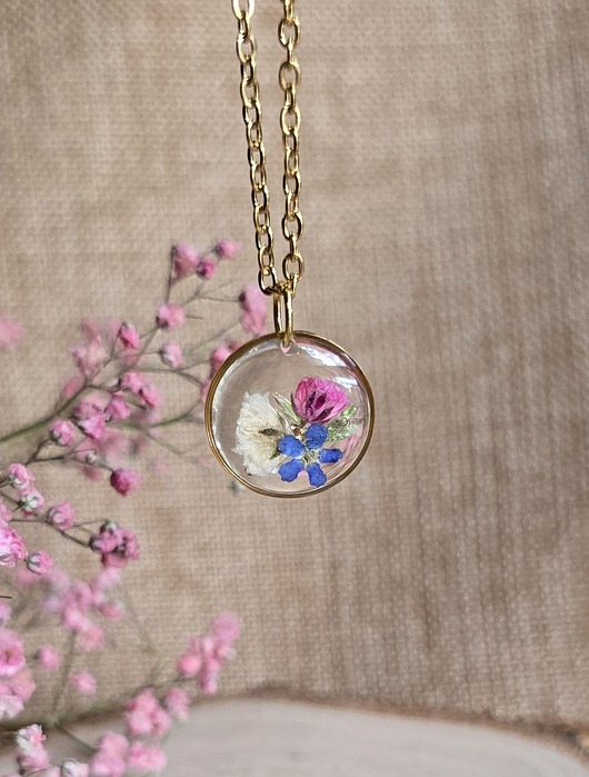 wisiory Łąka kwiatowa różowa Złota zawieszka złoty wisiorek kwiaty żywica