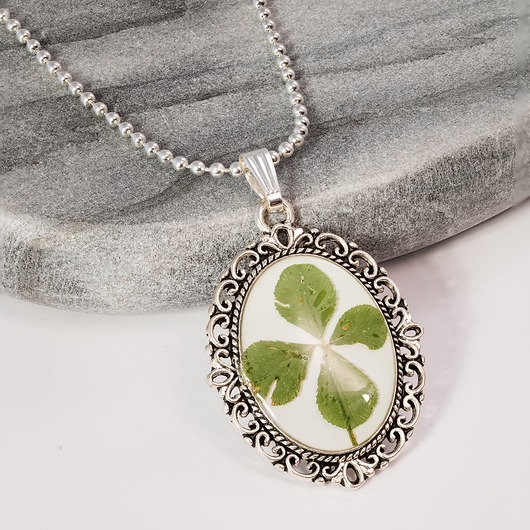 wisiory Naszyjnik czterolistna koniczyna zatopiona w żywicy