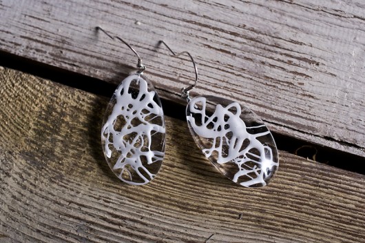 Kolczyki z żywicy z białym wzorem So Jewelry
