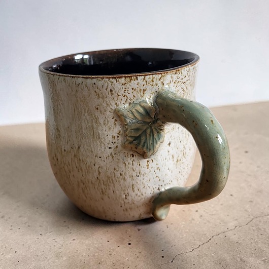 kubki Duży ceramiczny kubek z listkiem