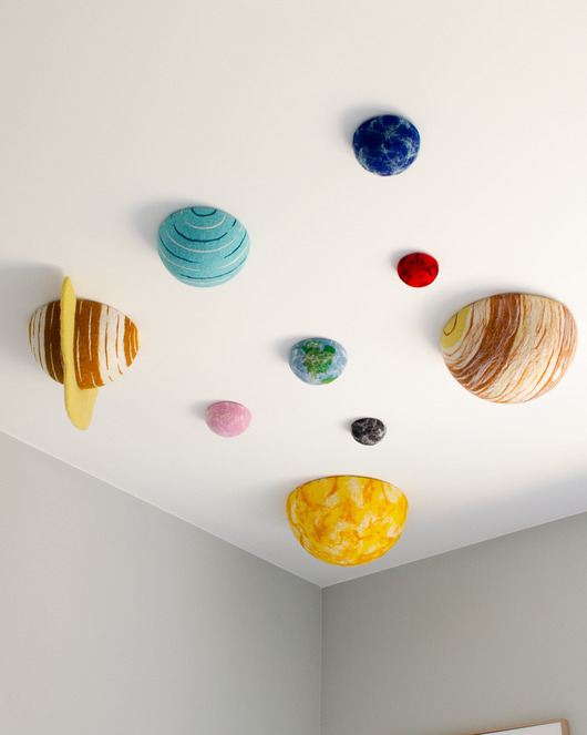 naklejki ścienne do pokoju dziecka Filcowe planety 3D - dekoracja Montessori pod sufit do pokoju dziecięcego