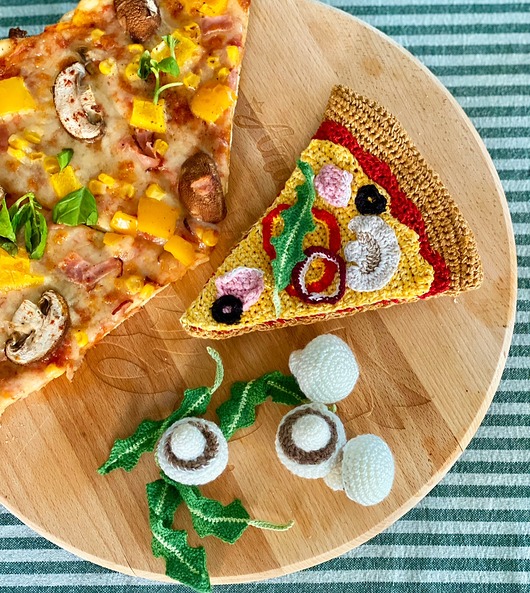 zabawki - inne Szydełkowy kawałek pizzy z szynką i dodatkami