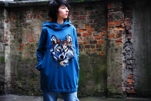 Czarna bluza z Wilkiem Monya