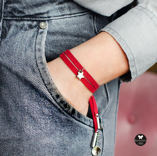 bransoletki skórzane Czerwona zamszowa bransoletka z gwiazdką