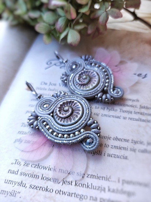 kolczyki soutache Wróżki opadłych mgieł małe kolczyki sutasz w różu