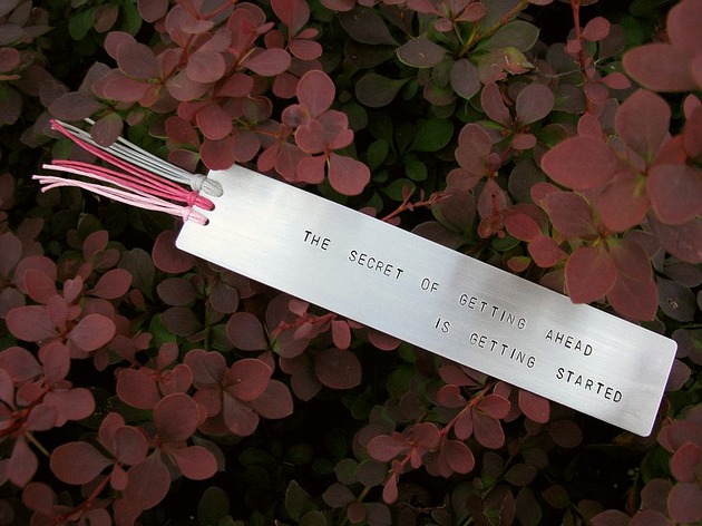 Zakładka z napisem - The secret of getting  ... Hundred Bookmarks