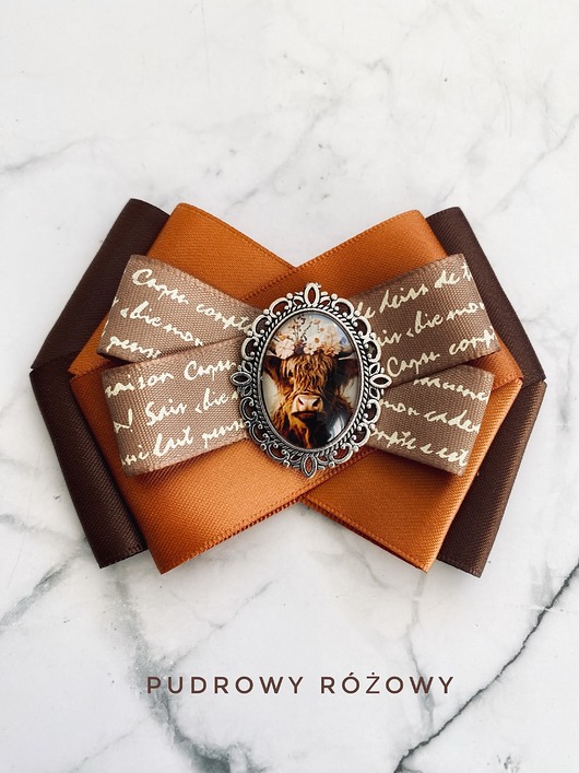 broszki Kolekcja Krówką z wiankiem z grafiką zamkniętą pod kaboszonem