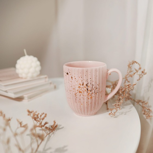 kubki Ryflowany różowy kubek 300 ml - Nakrapiany złotem