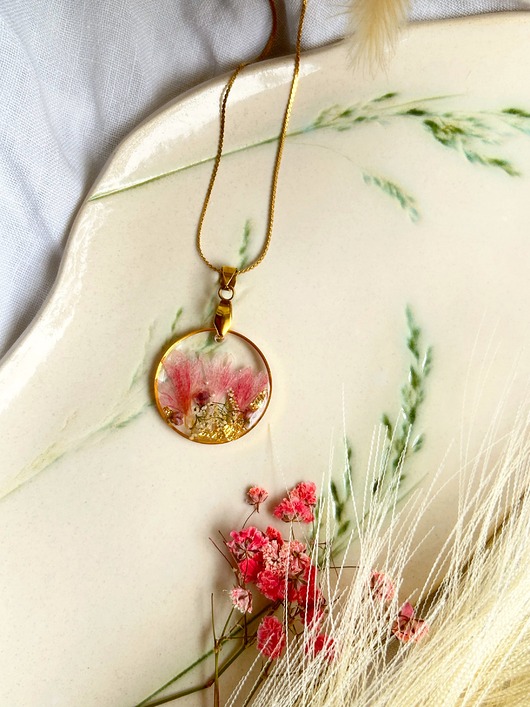 złote naszyjniki Naszyjnik z różowymi kwiatami