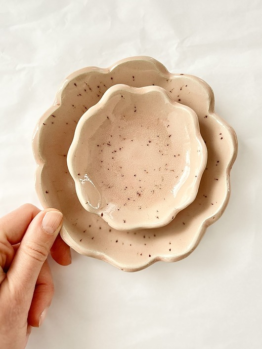 pojemniki na biżuterię Ręcznie lepiony talerzyk na biżuterię - różany pył