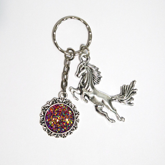 breloki Breloczek - Koń, druzy burgund